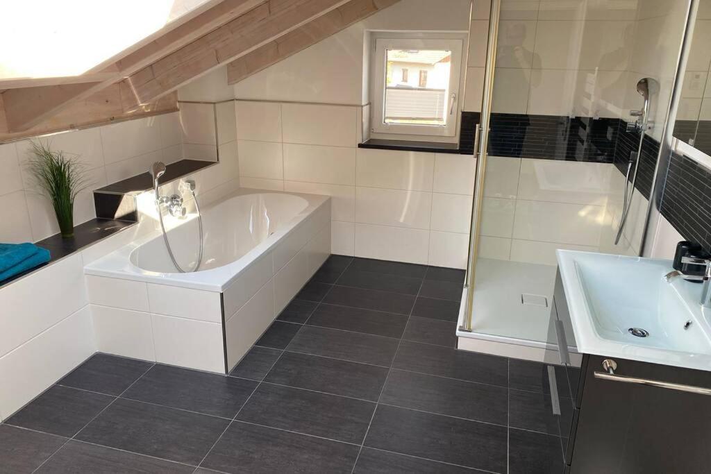 Lichtdurchflutete Wohnung Mit Grosser Dachterrasse Bruckmühl Exterior foto